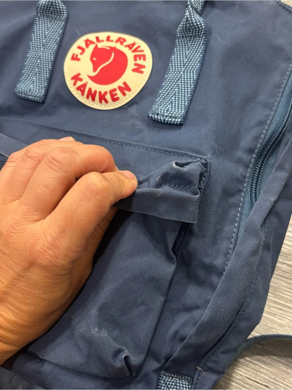 Fjallraven Kånken Backpack in Navy with Red Logo small hiking outdoor
